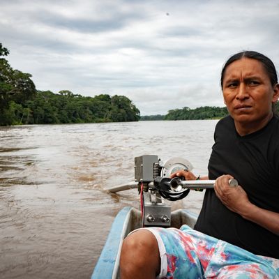 La navigation silencieuse de Kara Solar : un projet qui soutient la transition énergétique en Amazonie équatorienne