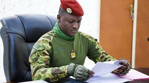 Sahel : les militaires s'éternisent au pouvoir. Adieu les casernes. A Bamako comme à Ouagadougou, les Juntes militaires ne sont pas pressées de quitter le pouvoir.