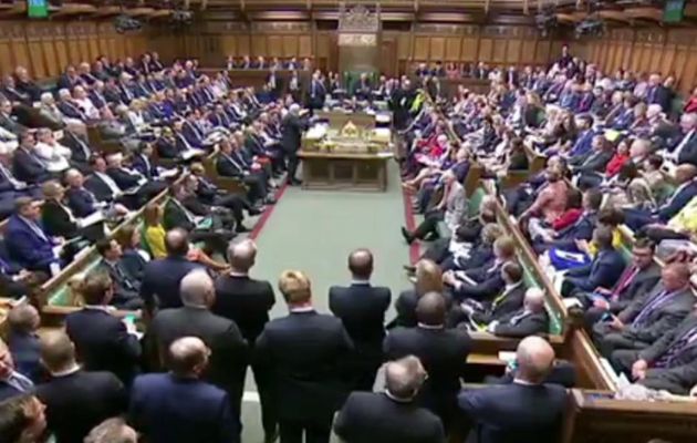 Coup de théâtre : Un député britannique quitte le parti conservateur en pleine séance, Johnson perd sa majorité