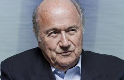 Qatar 2022 : Blatter accusé, la FIFA réplique