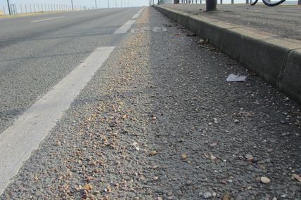 Une bande cyclable mal entretenue incite les cyclistes à se décaler sur la voie des véhicules motorisés