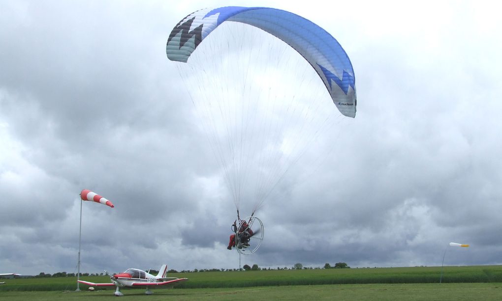 L’Aéroclub angérien a fêté son début de saison samedi 16 et dimanche 17 mai en ouvrant les portes de l’aérodrome à tous, avec des vols d’initiation en avion, des vols en paramoteur et des démonstrations de modèles réduits.