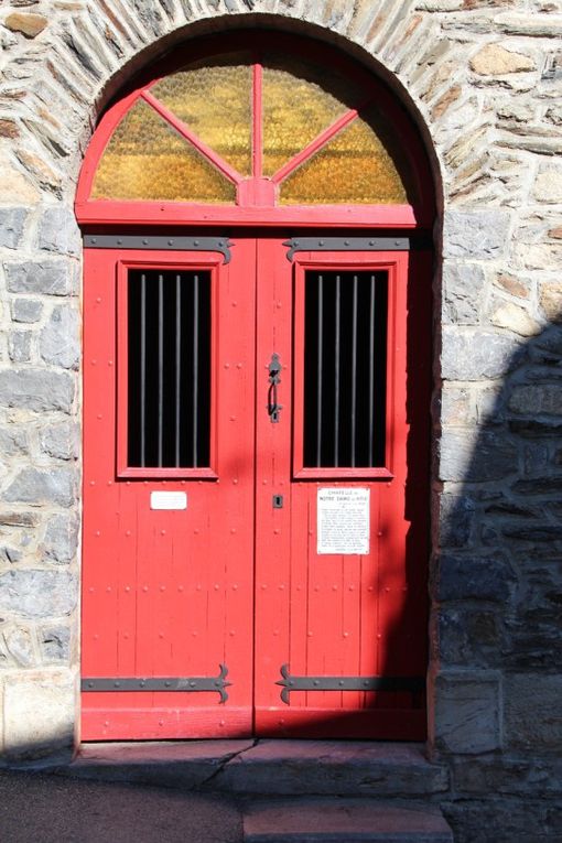 Découvrer la singulière histoire de ce village perché qui, victime de la peste, par sa foi, est parvenu à l'éradiquer, ce qui a valu une chapelle avec un clocher qui vaut le détour.