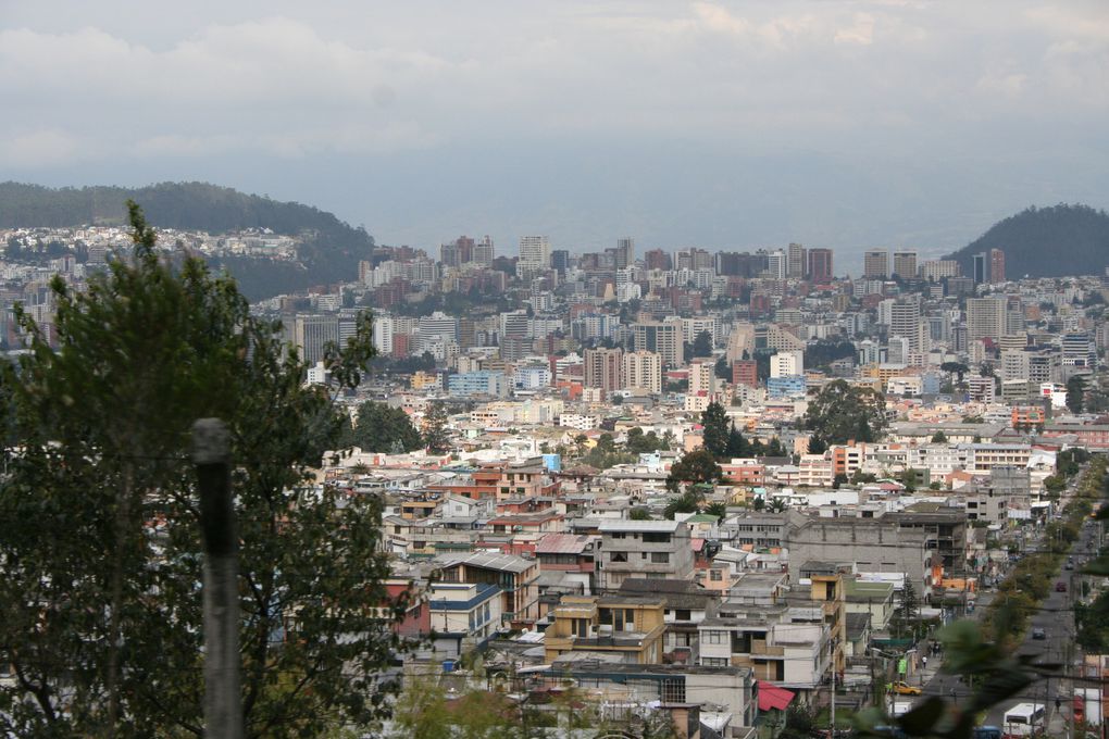 Peu de chose à dire sur Quito car avec le décalage horaire nous n'en avons pas vu grand chose ... A 20 km au nord, c'est "la mitad del mundo" ... passage obligé pour tout voyage en Equateur