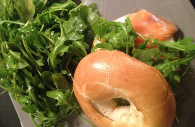 Bagels au saumon fumé, chèvre et roquette