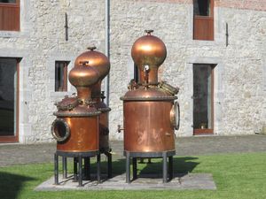 Dégustation de produits dans la grange des Belges et y voir une collection  de plaques émaillées .