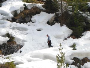 La descente est ardue. Sous les conseils de Christophe nous rebroussons chemin.