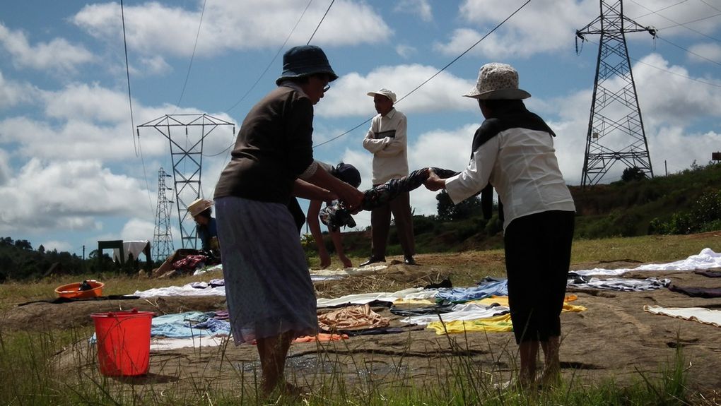 Ampasimbe RN2. Chez les Malgaches, il est de coutume, dans la semaine après le décès d'un proche, de laver le linge (habits, linge de maison). Photos : Jeannot Ramambazafy