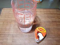 1 - Zester le citron. Le presser pour récupérer le jus. Concasser grossièrement les noix de cajou. Tailler le piment, peler et émincer l'échalote. Diluer dans 25 cl d'eau chaude le bouillon de volaille. Réserver.