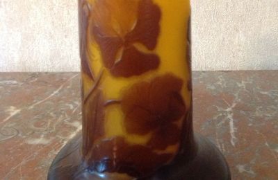 Emile Gallé  petit vase en verre gravé à l'acide décor floral ART NOUVEAU 