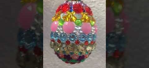 Pâques: Un joli œuf de Pâques décoré de strass 