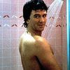 Patrick Duffy sous la douche!! XXX poils et verge en érection.