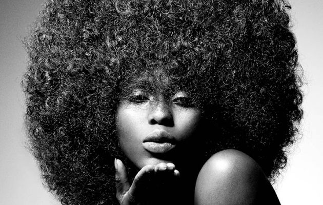 Prendre soin des cheveux afro et les faire pousser plus rapidement