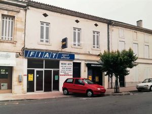 Le garage de Lesparre (photo prise en 1998 // Photo "Google Earth" du même lieu aujourd'hui.