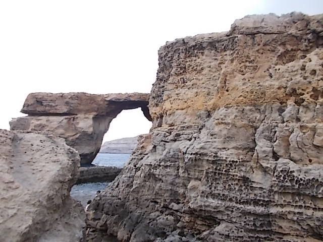 transfert en bateau de Sliema a Gozo , puis bus a Gozo et pedibus à Comino, les pierres de construction  en limestone, terme anglais pour le calcaire.