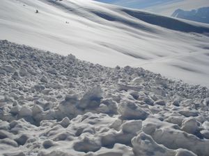 Les coulées de neige recouvrent le sentier