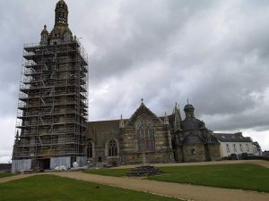 Et visite du calvaire,de l'enclos mais pas de l'église qui est en restauration.