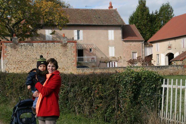 Je vous laisse découvrir nos premières vacances en Bourgogne. Un vrai moment de bonheur pour notre arrière grand mamie qui a bien profité de moi et de ma petite soeur.