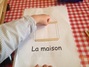 Des formes avec des bâtonnets de bois (bâtons esquimaux)