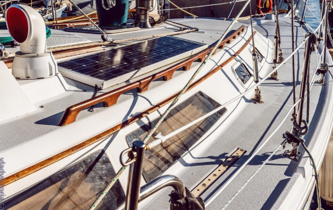 Un bateau équipé de panneaux solaires