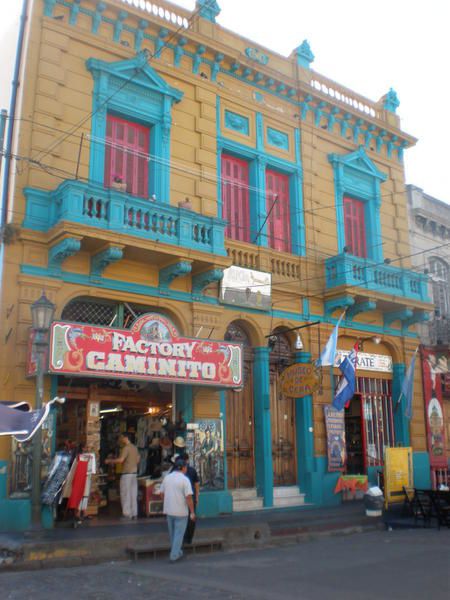 Buenos Aires : un peu Paris, un peu l'Italie, le tout dans la lumière, l'effervescence et la démesure sudaméricaines. De San Telmo à La Boca, de Puerto Madero à La Recoleta... sur un rythme de "dos por cuatro", "La Reina de la Plata" offre sa po