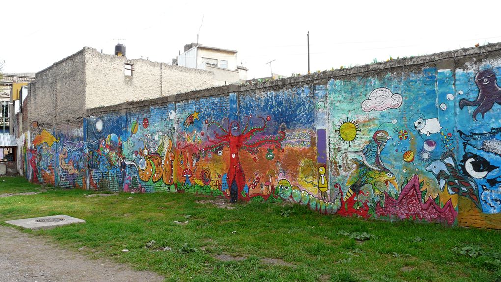 quelques jours dans cette megalopole pour debuter notre periple. Avant tout une ville immense, demesuree...
beaucoup de quartiers, dont un qui a vraiment du caractere, le premier buenos aires... c est La Boca, tout en couleur, grouillant d artistes p