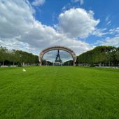 Lors de son allocution, ce lundi #12juillet, le président Emmanuel #Macron a créé la surprise en s'adressant aux Français et non pas dans son traditionnel bureau de l'#Elysée mais depuis le Grand Palais éphémère. - MOINS de BIENS PLUS de LIENS