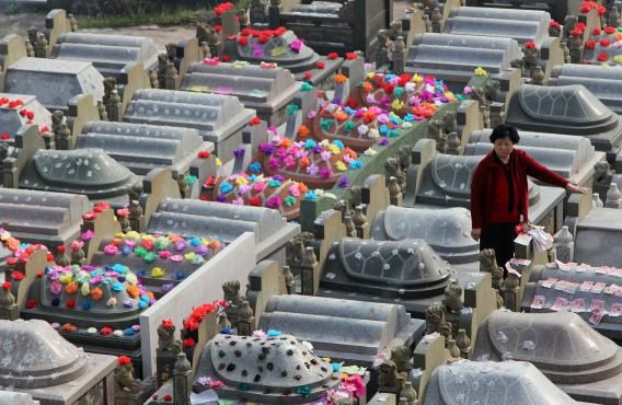 Voici divers pays qui fêtent la fête des morts ,la Toussaint, Halloween , Obon, Dia los muertos ,"Qingmingjje, Chuseok...