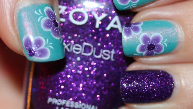 Blue and purple floral nails using  Water décal collection Tartofraises Y140C