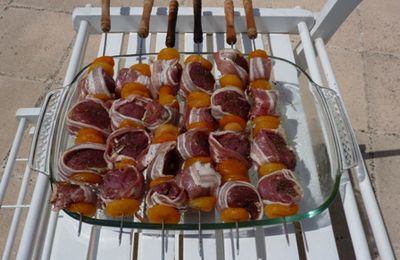 Brochettes ? Filet mignon au lard et aux abricots