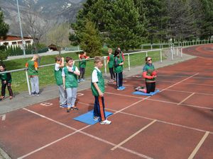 Lancer de medecine ball à l'avant et à genoux