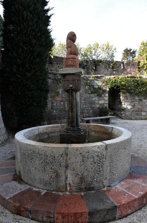 IL ETAIT UNE FOIS UN CHATEAU LES PIEDS DANS L’EAU