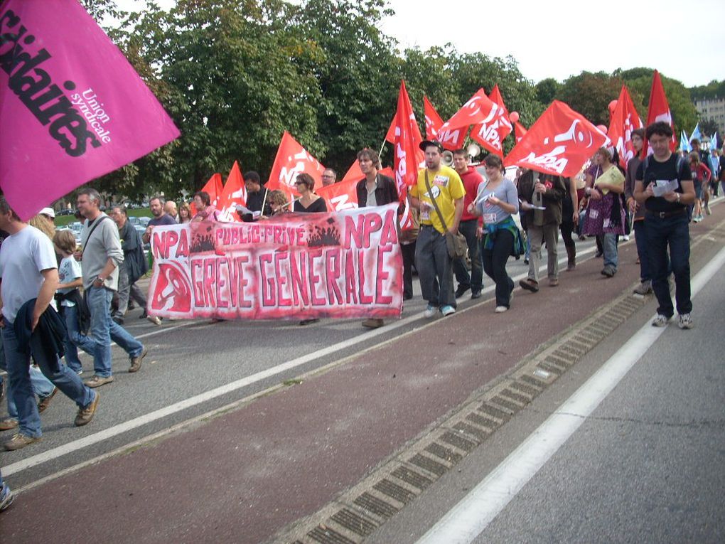 Vues d'ensemble des différents cortèges de la manifestation du 23-09-2010 à Evreux, vues du cortège du NPA-27.
La manifestation a rassemblé entre 10 000 et 15 000 manifestants selon les organisations.