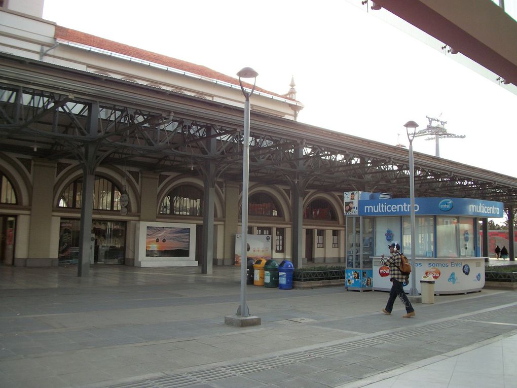 la paz.....son téléphérique "suisso autrichien", la gare, les beignets, marchande de pains, vues du bus vers Lima, 29 h de bus 1556 KMS......