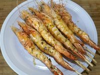 4 - Mettre les pâtes à cuire selon indications sur le paquet. Dans le même temps, verser un fond d'huile de la marinade dans une poêle, y faire revenir et dorer vos gambas 3 à 4 mn sur chaque face. Dresser dans un plat de service les pâtes, les gambas et la sauce, assaisonner de quelques tours de moulin de poivre de Timut pour terminer, décorer d'une feuille de persil plat et déguster de suite. 