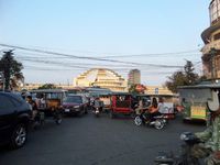tout juste debarque dans la capitale, nous partons en tuktuk a l assaut d un endroit pour dormir