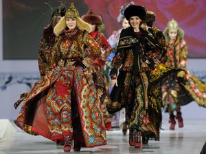 Costumes traditionnels Russes dans les collections de M. Slava ZAÏTSEV . Gageons que l'on va voir fleurir des articles le taxant d' " appropriation culturelle " en Ukraine , dans les Pays Baltes ou le Caucase ! 