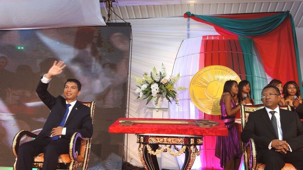 Passation symbolique de la clé de la Nation malagasy entre le Président sortant Rajoelina et le Président entrant Rajaonarimampianina. Photos : www.madagate.com