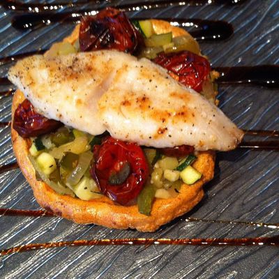 Tarte fine à l'anchoiade,légumes croquants,tomates confites et filet de rouget Dukan 