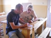 Trois membres de notre équipe en visite à l'école (Gisèle, Joël et Rachel)