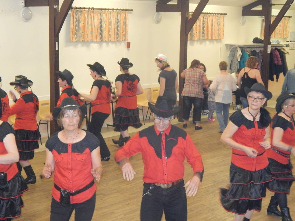 Démo et animation de la soirée de la caisse des écoles d'Ousson sur Loire, belle participation des parents d'Eleves aux différentes initiations de country 