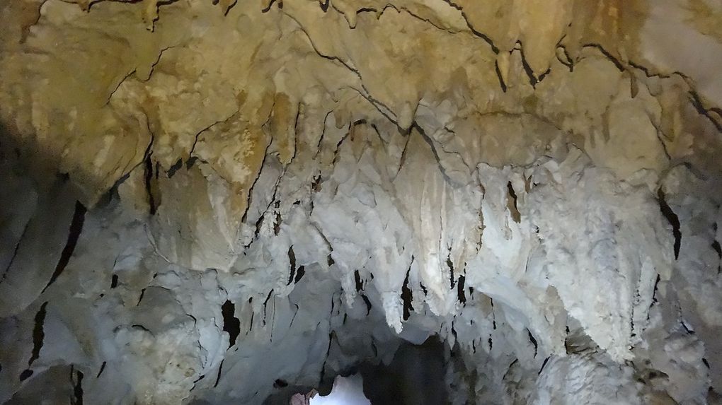 grottes spectaculaires aux couleurs magnifiques