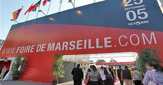 Foire de Marseille 2099 : un ballon dirigeable publicitaire d'extérieur de 7 mètres pour la mairie de Marseille.