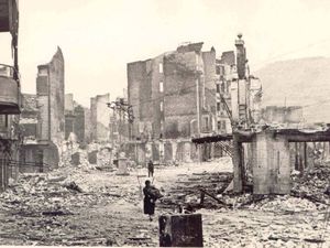Ville de Guernica après le bombardement, images d'archives, 1937