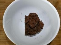 3 - Moudre les noix du Brésil en poudre. Dénoyauter les dattes et les passer également au mixeur avec le cacao jusqu'à obtenir une pâte homogène. Placer cette pâte dans un bol et y incorporer la poudre de noix, bien mélanger et rouler en boule. Diviser la préparation ainsi obtenue et la placer dans des formes carrées (ici 8cm x 8cm ) ou rectangulaires ou rondes selon vos désirs, et tasser. Placer au réfrigérateur.