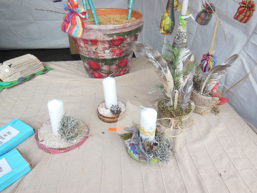 Jeux de société, bougies, hérissons en papier, décorations, etc. sur le stand des "Temps d'Activités Périscolaires"
