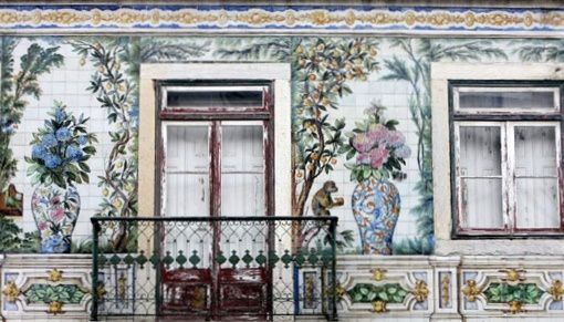 Les azulejos ont souvent été utilisés pour couvrir des murs ou des façades entières. En voici quelques exemples dont certains sont très célèbres.