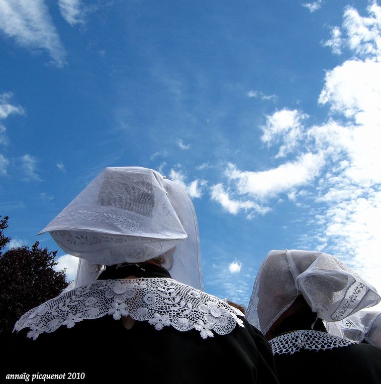 La Toukenn, coiffe du Trégor. Je vous présente un ensemble de coiffes que portes les danseuses du cercle Anjéla Duval de Paimpol.
ALBUM EN COURS DE REALISATION.