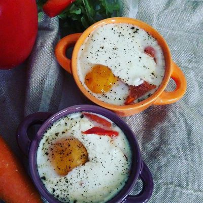 Les Délices de Clément : Revisite ses œufs cocottes pour sa maman aux poivrons rouges carottes et roquette et sans gluten .