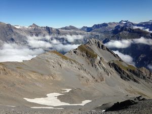 Plus on chemine dans cet éboulis, plus la pente devient raide (40° tout en haut).